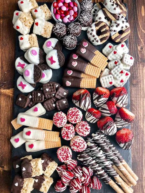 Charcuterie Board - #christmas #snacks #desserts #diy #chocolate #chocolatecovered #charcuterieboard Charcuterie Board Valentines, Dessert Charcuterie Board, Chocolate Covered Desserts, Dessert Charcuterie, Sommer Mad, Dessert Platter, Valentine Desserts, Party Food Platters, Charcuterie Recipes