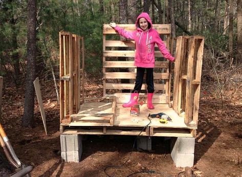 build a chicken coop from old wood pallets Pallet Chicken Coop Plans, Diy Pallet Chicken Coop, Pallet Chicken Coop, Pallet Coop, Chicken Coop Pallets, Urban Chicken Farming, Duck Coop, Goat House, Portable Chicken Coop