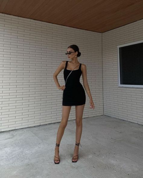 Black Dress Outfit Party, Dress Shorts Outfit, Little Black Dress Outfit, Black Prom Dress Short, Dress Outfits Party, Black Homecoming Dress, Ibiza Outfits, Black Dress Outfits, Black Short Dress