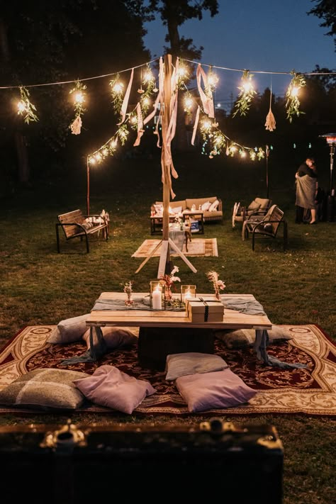 Outdoor Wedding Seating Ideas Reception Lounge Areas, Wedding Reception In Backyard, Wedding Cozy Corner, Rustic Wedding Lounge Area, Outdoor Wedding Fire Pit, Wedding Outdoor Seating Lounge Areas, Lounge Wedding Reception Outdoor, Backyard Wedding Lounge Area, Night Backyard Wedding