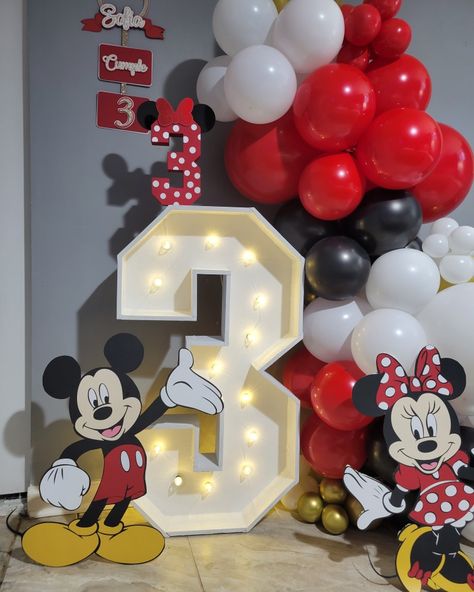 Instagram:boshiscreations Mickey And Minnie Backdrop, Red Backdrop Ideas, Minnie And Mickey Birthday Party, Minnie Backdrop, Minnie Mouse Red, Mickey Birthday Party, Minnie And Mickey, Red Backdrop, Mickey Birthday