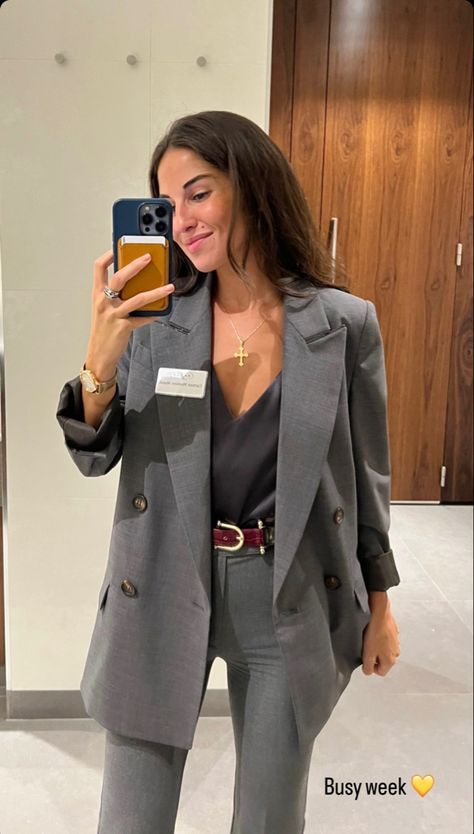 Lux Outfits, Sommer Strand Outfit, Career Outfits, Lawyer Fashion, Lawyer Outfit, Gray Blazer, Stylish Work Attire, Business Outfits Women, Corporate Outfits