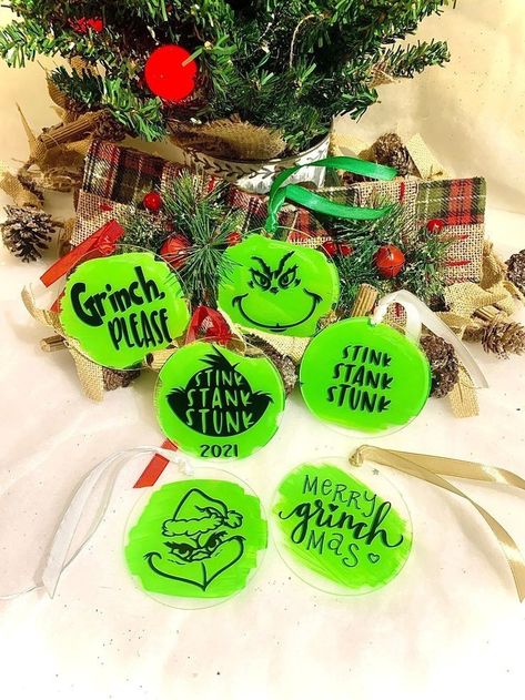 Vinyl Christmas Ornaments, Cricut Projects Christmas, Christmas Vinyl Projects, Cricut Ornaments, Vinyl Ornaments, Le Grinch, Grinch Ornaments, Christmas Crafts To Sell, Acrylic Ornaments