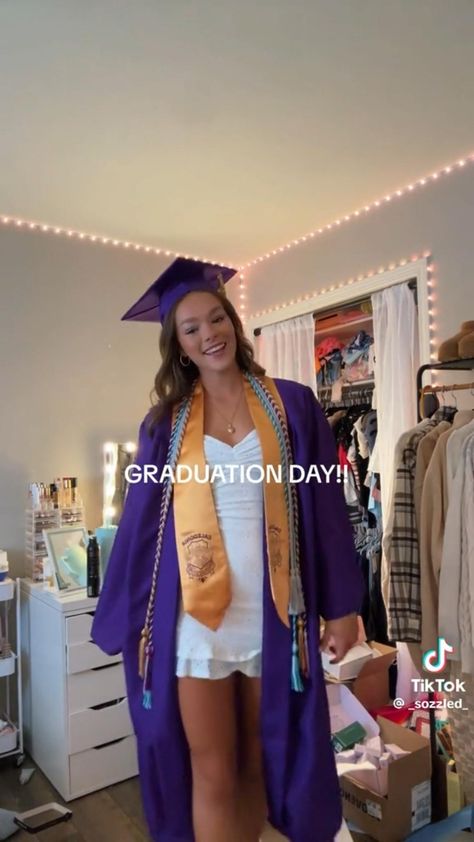 Senior Bucket List, Senior Year Diy, Senior Year Fun, Dance Proposal, Best Friend Quiz, Grad Hat, Friend Quiz, School Goals, Senior Year Of High School