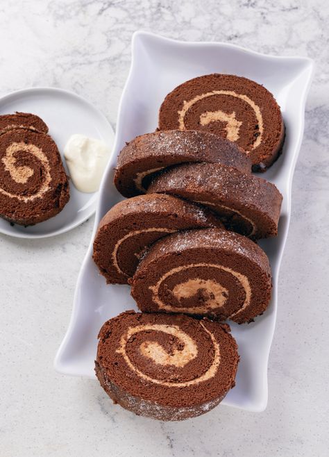 Mocha Roll Cake Recipe, Sprinkles Cookies, Rolls Baking, Chocolate Rolls, Chocolate Roulade, Jelly Roll Cake, Chocolate Swiss Roll, Chocolate Roll Cake, Swiss Rolls