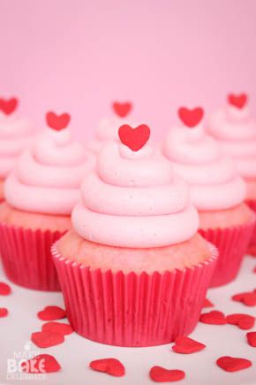 Pink Heart Cupcakes<3 Cupcake Rosa, Almond Cupcakes, Vintage Cupcake, Cake Mini, Heart Cupcakes, Valentine Day Cupcakes, Fondant Cupcake Toppers, Filled Cupcakes, Valentine Desserts