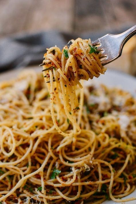 Pasta With Anchovies And Breadcrumbs, Spaghetti With Anchovies, Anchovie Pasta Recipes, Pasta Anchovies, Anchovies Recipes, Colorful Meals, Pub Snack, Anchovy Pasta, Anchovy Recipes