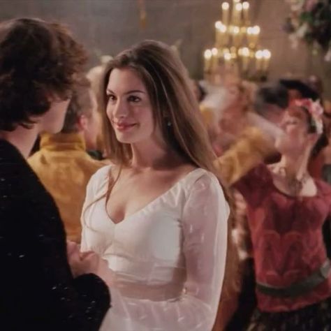 2000s fashionista 🌀 on Instagram: "Ella Enchanted turns 20 ✨" Ella Enchanted Wedding Dress, Ella Enchanted Fanart, Ella Enchanted Aesthetic, Anne Hathaway Ella Enchanted, Fairytale Movies, Ella Enchanted Movie, Enchanted Aesthetic, If Movie, Enchanted Movie