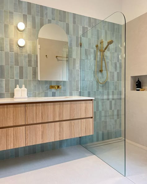 Bathroom Tiles Green Blue, Aqua Blue Bathroom Ideas, Colorful Tiled Bathroom, Aqua Bathroom Ideas, Bright Bathroom Ideas, Myaree Ceramics, Bathroom Ideas Blue, Bathroom Tile Design Ideas, Best Bathroom Paint Colors