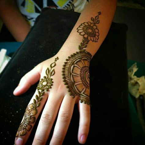 Beautiful Mehandi Desine, Small Mehendi, Henna Main, Hands For Beginners, Mehandi Desine, Easy And Simple Mehndi Designs, Solah Shringar, Mendhi Tattoo, Cool Henna Designs