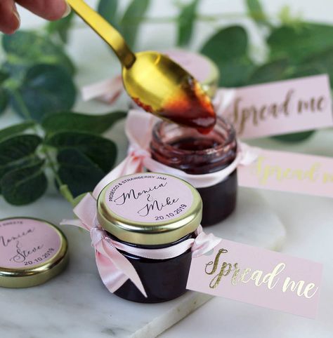 Jam Wedding Favors, Festival Themed Wedding, Homemade Wedding Favors, Wedding Favours Luxury, Homemade Strawberry Jam, Creative Wedding Favors, Inexpensive Wedding Favors, Edible Wedding Favors, Elegant Wedding Favors