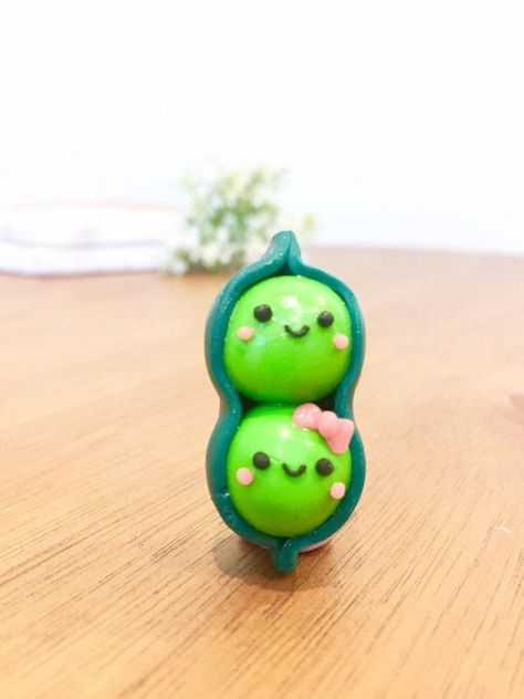 This peapod polymer clay magnet is now all inclusive! Pick from bows, too hats/mustaches, to nothing- you're preference (see picture 2 for example). These two peas in a pod is perfect gift for an anniversary or a best friend's birthday.  Each piece is fitted with an N52 ultra strength magnet that is 8mm x 3mm.  Magnet is approximately 1 inches tall. Due to the handmade nature of these pieces, each magnet may vary slightly from picture shown. Please don't hesitate to contact me for further questi Weird Trinkets, Clay Challenge, Polymer Clay Kunst, Polymer Clay Magnet, Best Friend's Birthday, Kitchen Magnets, Two Peas In A Pod, Clay Magnets, Air Dry Clay Projects