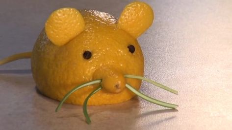 Fruit Animals So Adorable You'll Keep Them Alive At ALL Costs Lemon Mouse, Vegetable Animals, Fruits Basket Manga, Fruit Sculptures, Fruit Animals, Food Sculpture, Fruit And Vegetable Carving, Banana Art, Vegetable Carving