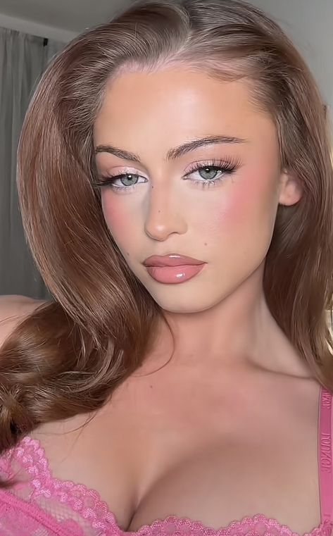 Pink Glowy Eye Makeup, Soft Barbie Makeup Look, 2000s Makeup Looks Pink, Instagram Model Makeup, Sultry Valentines Day Makeup, Ballerina Makeup Aesthetic, Fun Party Makeup, Pink Natural Glam Makeup, Soft Hollywood Glam Makeup