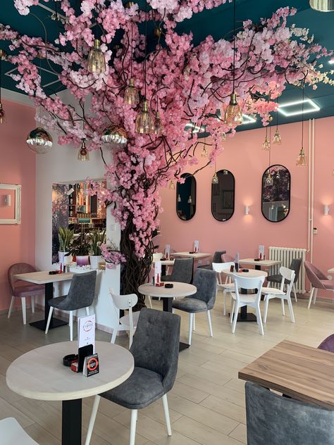 Amazing tree inside coffe shop Tree Cafe Design, Small Tea Shop Interior Design, Small Bakery Interior Design Ideas, Tea Room Interior, Restaurant Mexicano, Flower Shop Interiors, Dream Cafe, Bakery Interior, Small Coffee Shop