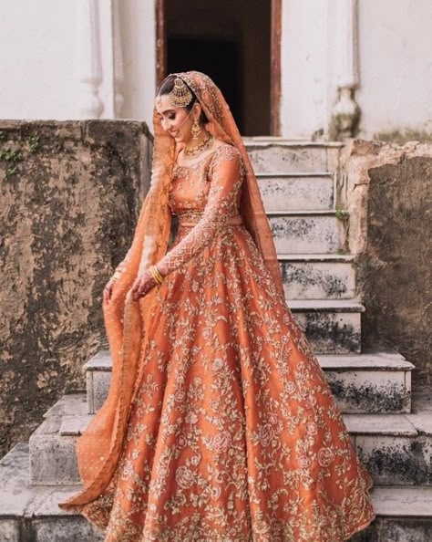 Mendhi Outfits Indian Bride, Orange Mehndi Dress, Mehendi Bridal Outfit, Rukhsati Dress, Barat Decor, Mehndi Cards, Simple Mehndi Dresses, Barat Dress, Bridle Dress