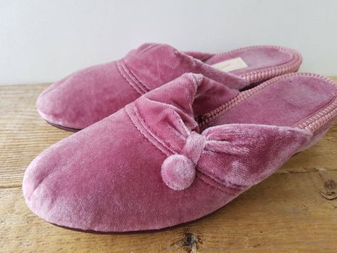 Ringlets Hair, Vintage Slippers, Classy Loungewear, Cashmere Blanket, Fluffy Pillows, Beauty Queen, Fit Ideas, Pink Velvet, Comfy Outfits