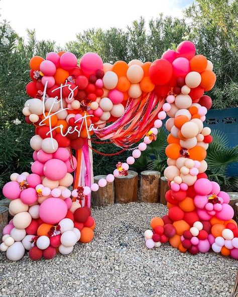 Bridal Shower Balloon Decorations, Orange Birthday Parties, Grad Party Theme, Party Balloons Diy, Orange Birthday, Bridal Shower Balloons, Orange Balloons, Orange Party, Grad Party Decorations