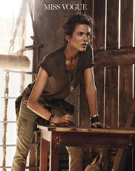 Aymeline Valade for Vogue Paris Boyfriend Jeans Kombinieren, Safari Outfit, Military Chic, Safari Outfits, Star Francaise, Safari Chic, Mario Sorrenti, Africa Safari, Safari Style