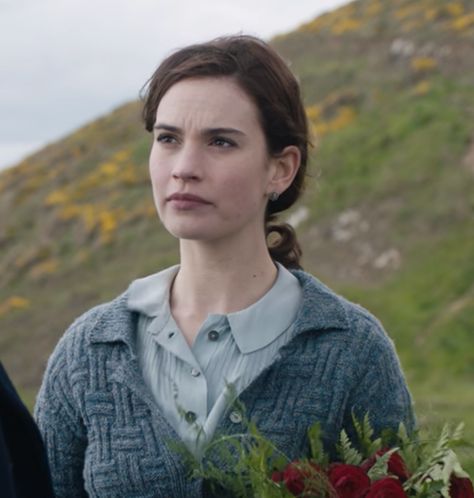 The Guernsey Literary and Potato Peel Pie Society on Netflix Juliet Ashton, Guernsey Literary And Potato Peel Pie Outfits, The Gurnsey Literary And Potato Peel Pie Society Aesthetic, Lily James The Guernsey Literary And Potato Peel Pie Society, Guernsey Literary And Potato Peel Pie Society, Lily James Guernsey, Guernsey Potato Peel Pie Society, The Guernsey Literary And Potato Peel Pie Society, Guernsey Literary And Potato Peel Pie