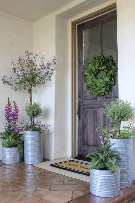 Porch Planter Ideas, Porch Planter, Front Door Planters, Front Porch Flowers, Front Porch Planters, Front Yards Curb Appeal, Door Planter, Porch Outdoor, Courtyard Landscaping