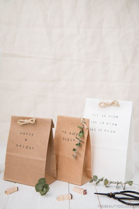 If you're still doing last minute Christmas shopping like me, then today's simple paper bag gift wrap post is perfect for you. These simple stamped bags are a quick way to wrap your gifts, but still make you look like a pro wrapper! Paper Bag Wrapping, Paper Bag Gift Wrapping, Creative Wrapping, Gift Bags Diy, Packaging Ideas Business, Diy Gift Wrapping, Brown Paper Bag, Paper Gift Bags, Wrapping Ideas