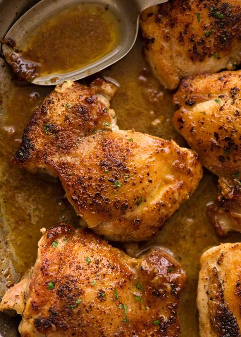 “A fantastic quick and easy chicken thigh recipe! You'll love the terrific garlic flavour in this - seared on the crust and in the sauce. The trick to crispy skinless chicken thighs is to cook longer on a lower heat.” Quick Chicken Thigh Recipes, Stove Top Chicken Thighs, Best Chicken Thigh Recipe, Garlic Chicken Thighs, Chicken Thighs Recipes, Crispy Garlic, Easy Chicken Thigh Recipes, Recipetin Eats, Recipe Tin