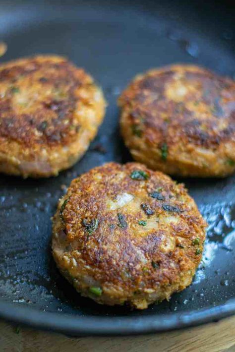 Closeup of cooked Vegan White Bean Burgers in a frying pan. Bean Patty, White Bean Patties, White Bean Fritters, Bean Burgers, Vegan White Bean Recipes, White Bean Burgers, White Bean Tofu, Vegan Bean Patties Recipe, Veggie Bean Burgers