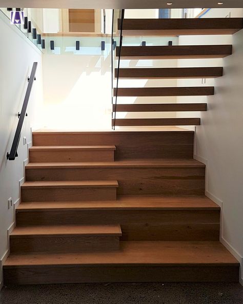 Staircase Design U Shape, U Shaped Staircase With Landing, Floating U Shaped Stairs, U Shaped Staircase Dimensions, Return Staircase, Floating Stairs U Shape, Traditional Floating Staircase, Curved Floating Stairs, Feature Staircase