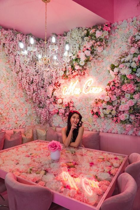 Brunch Shop Design, Pink Cafe Design, Flower Cafe Interior, Pink Coffee Shop, Pink Restaurant, Flower Cafe, Pink Cafe, Bakery Design Interior, Drawing Room Decor