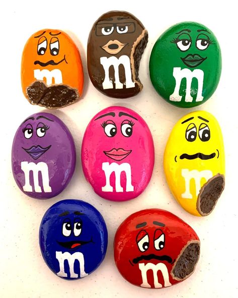 Rock Painting Ideas M&m, M M Painted Rocks, River Stones Crafts, River Rock Crafts, Drawing Rocks, Cartoon Eyes Drawing, Ladybug Rocks, Apple Painting, Diy Rock Art