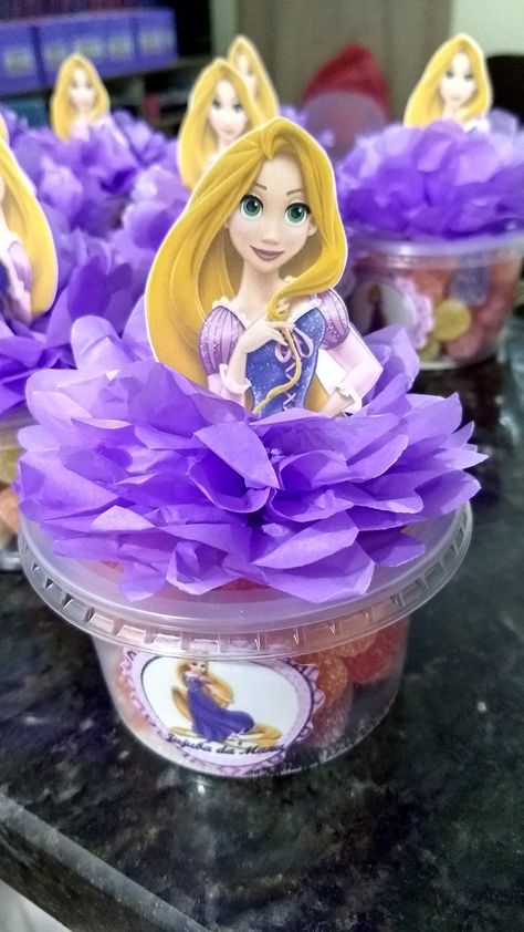 Tangled Birthday Centerpieces, Repunzal Birthday Party Ideas, Rapunzel Pinata, Cookies Packaging Ideas Creative, Rapunzel Birthday Party Decorations, Rapunzel Party Decorations, Cookies Packaging Ideas, Disney Princess Theme Birthday Party, Rapunzel Birthday Cake