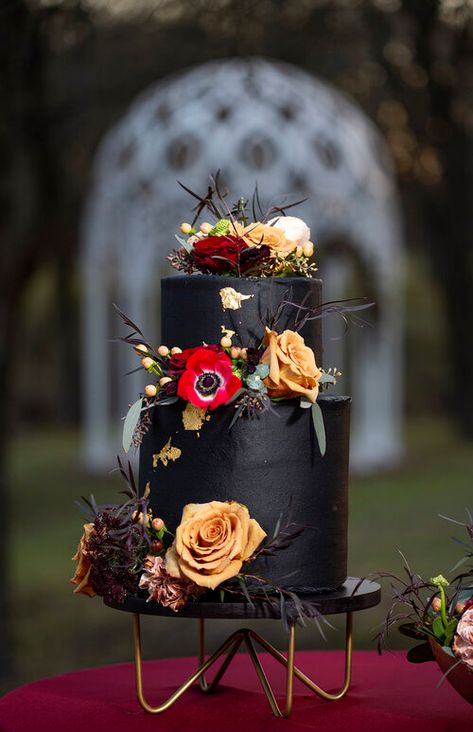 Wedding Cake Navy, Winter Wedding Fashion, Burgundy Wedding Cake, Black And Gold Wedding, Round Wedding Cakes, Wedding Cake Pops, Floral Veil, Wedding Colors Blue, Gold Wedding Cake