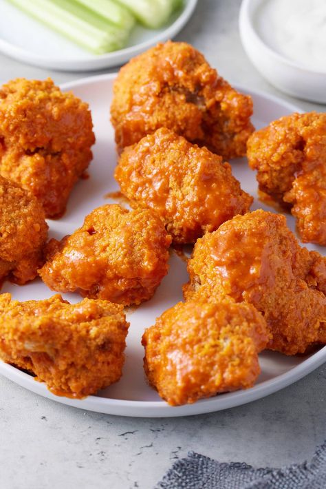 Fish Air Fryer, Air Fryer Cauliflower Wings, Breaded Wings, Air Fryer Cauliflower, New Air Fryer Recipes, Cauliflower Bread, Crispy Wings, Cauliflower Wings, Air Fryer Chicken Wings