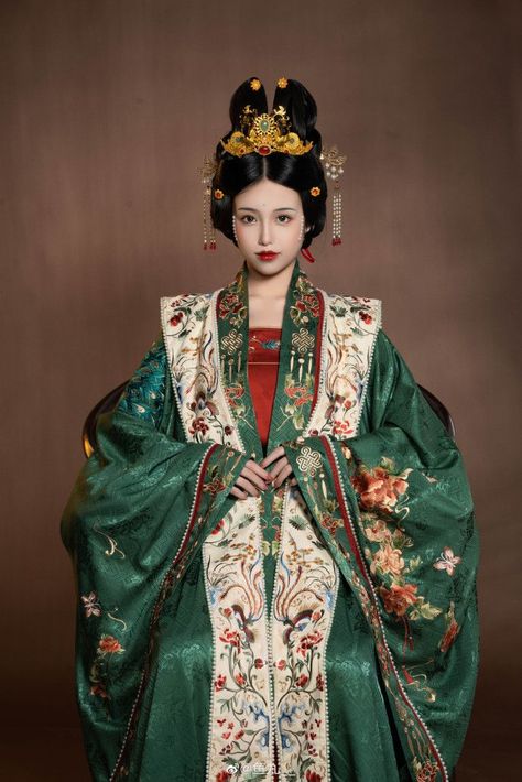 Chinese Fashion Traditional, Ancient China Clothing, Traditional Asian Dress, Hanfu Girl, Ancient Dress, Ancient Chinese Clothing, Chinese Costume, Traditional Attires, Queen Outfit