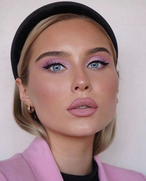 The Prettiest Spring Pastel Makeup Ideas to Brighten Up Your Look Colorful Spring Makeup, Pastel Pink Eyeshadow Looks, Spring Make Up Ideas, Pastel Colors Makeup, 2024 Spring Makeup, Spring Makeup Looks 2023, Makeup Inspiration Hooded Eyes, Pastel Eyeshadow Looks Simple, Spring Bridesmaid Makeup