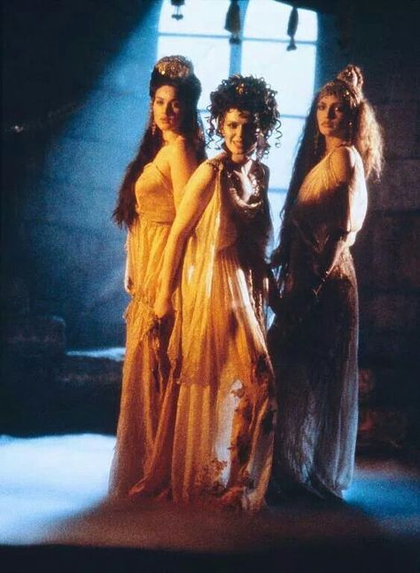 .Dracula's Brides Michaela Bercu, Werewolf Vs Vampire, Vampire Legends, Vampire Women, Dracula 1992, Dracula's Brides, Vampire Film, Film Costumes, Vampire Bride