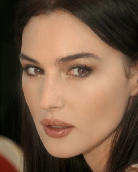 Monica Bellucci Makeup, Monica Belluci Style, Winter Typ, I Love Cinema, Monica Bellucci, Daily Makeup, Maquillaje Natural, Without Makeup, Pretty Makeup