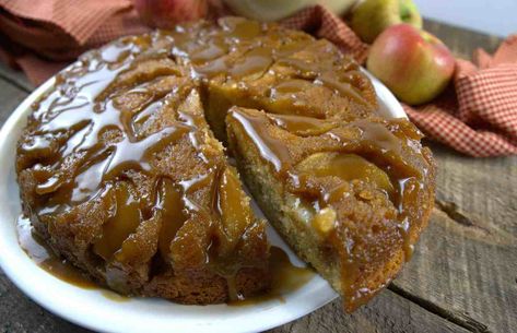 Upside Down Caramel Apple Cake Upside Down Apple Cake, Apple Candy, Caramel Apple Cake, Caramel Drizzle, Homemade Caramel Sauce, Warm Apple, Dessert Cake Recipes, Breakfast Drink, Candy Cake