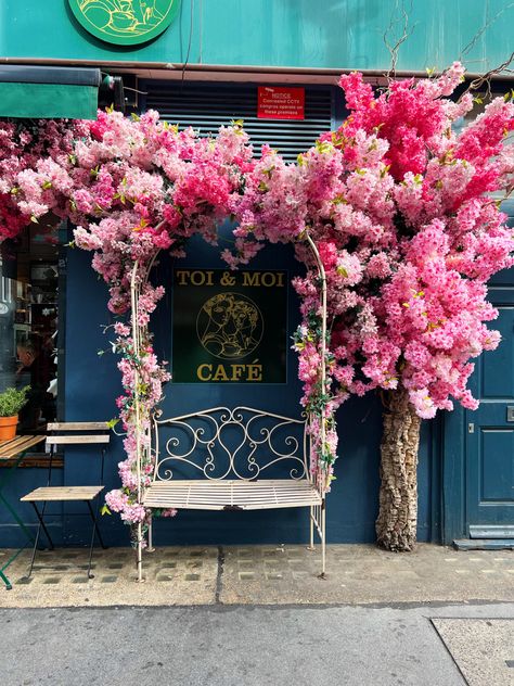 #london #londoncity #cafe #coffee #flowers #flowerarrangement Outdoor Selfie Wall, Cafe Selfie Wall, Event Decor Business, Hanging Garden Ideas, Rooftop Restaurant Design, Cafe Exterior, Paris Flowers, Flower Cafe, Flower Shop Design