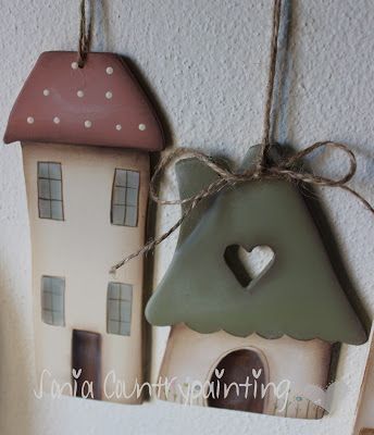 Sonia Countrypainting e Torta di Mele: * CASETTE COUNTRY * Clay Christmas Decorations, Pottery Houses, Air Dry Clay Projects, Clay Houses, Clay Ornaments, Ceramic Houses, Diy Clay Crafts, Paper Clay, Clay Ceramics