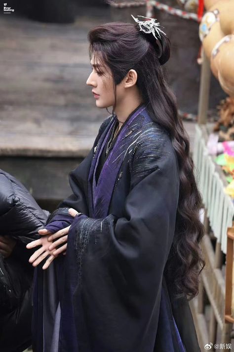 Hanfu Poses Male, Lotr Fashion, Traditional Chinese Hairstyle, Hairstyle References, Ancient Chinese Hairstyles, Hou Minghao, Half Updo Hairstyles, Hanfu Hairstyles, Ancient Chinese Clothing