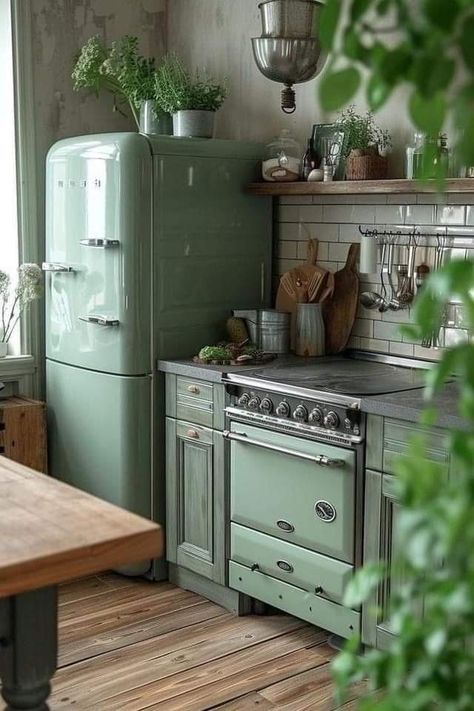 Green Retro Kitchen, Gold Appliances, Retro Kitchen Ideas, Green Kitchen Appliances, Vintage Green Kitchen, Olive Green Kitchen, Retro Kitchen Appliances, Vintage Kitchen Appliances, Retro Fridge