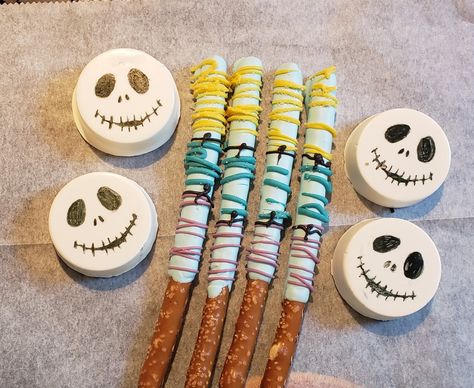 Nightmare Before Christmas Chocolate Covered Oreos, Nightmare Before Christmas Treat Table, Nightmare Before Christmas Pretzels, Nightmare Before Christmas Themed Food, Christmas Diy Treats, Christmas Party Deserts, Nightmare Before Christmas Treats, Nightmare Before Christmas Desserts, Nightmare Before Christmas Diy