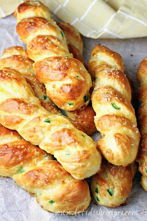 Gf Savory Snacks, Cheese Pretzel Recipe, Jalapeno Cheddar Pretzels, Jalapeno Cheese Buns, Savory Bakery Recipes, Food With Jalapenos, Bakery Savory Items, School Lunch Dessert Ideas, Fresh Jalapeno Recipes Easy