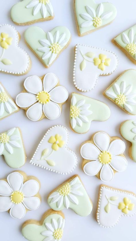 Daisy Sugar Cookies, Summer Sugar Cookies, Cookies Decoration, Hawaiian Roll, Flower Sugar Cookies, Decorative Cookies, Daisy Birthday, Daisy Party, Sugar Cookie Royal Icing