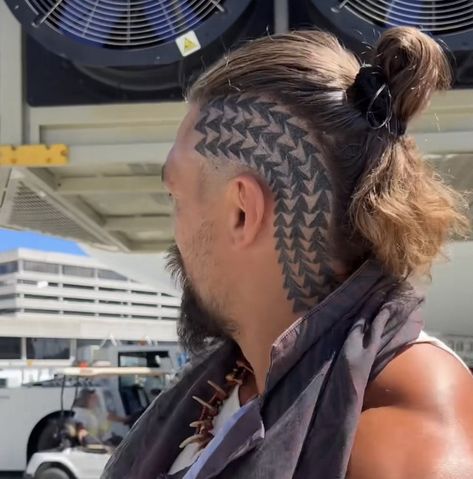 Jason Momoa Head Tattoo, Jason Momoa Tattoo, Jason Momoa Hair, Boarding A Plane, Dyeing Hair, Head Tattoo, Family Forever, Lisa Bonet, Men Haircut