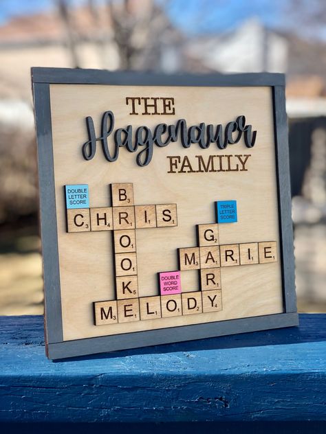 Last Name Decor Ideas, Scrabble Wall Art Diy Framed, Family Scrabble Wall Art, Diy Cricut Gifts, Scrabble Family Names, Fathers Day Gift For Grandpa, Scrabble Letter Crafts, Scrabble Gifts, Tiles Wall Art