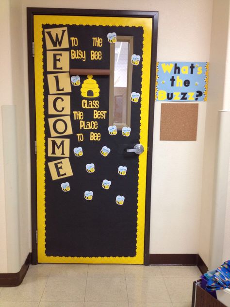 My door for this year to the busy bees class Busy Bee Classroom Theme Cute Ideas, Door Charts For Classrooms, Bee Theme Door Decorations, Bee Theme Classroom Door, Bee Door Decorations Classroom, Bee Classroom Door Ideas, Bee Door Decoration, Bumble Bee Classroom Theme, Bumble Bee Classroom