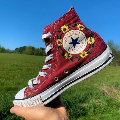 Embroidered Red Converse, Hand Embroidery Daisy, Converse Rouge, Embroidery Daisy, Embroidery Converse, Converse Embroidery, Converse 1970s, Flowers Shoes, Maroon Converse